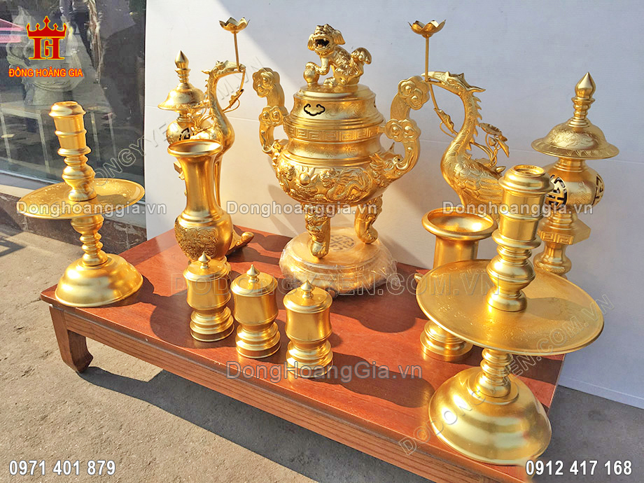 Bộ đồ thờ cúng dát vàng 24k là dòng sản phẩm cao cấp nhất tại Hoàng Gia